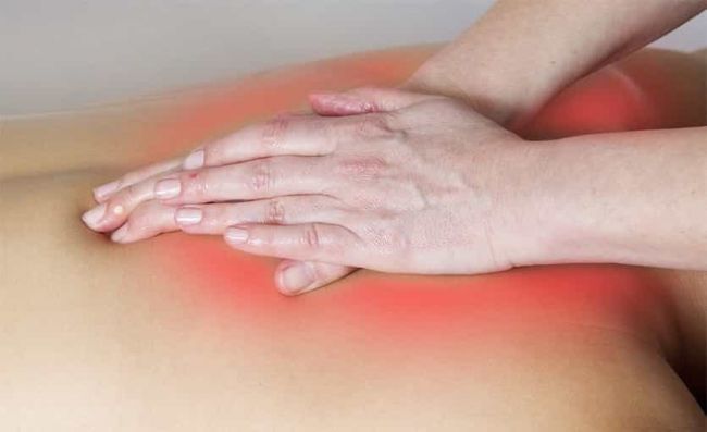 manos-tocando-dolor-espalda